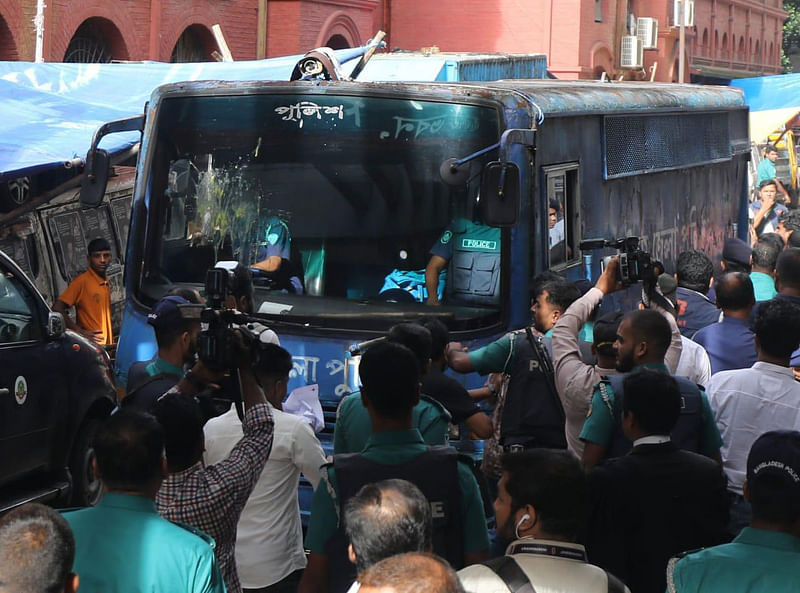 রাউজানের সাবেক সংসদ সদস্য এ বি এম ফজলে করিম চৌধুরীকে আদালত প্রাঙ্গণে আনা হলে প্রিজন ভ্যানে ডিম ছুড়ে মারেন বিক্ষুব্ধ জনতা। আজ সকাল সাড়ে সাতটায় চট্টগ্রাম আদালতে