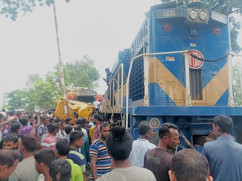 ট্রেনের ধাক্কায় ট্রাকের ইঞ্জিন দুমড়েমুচড়ে যায়। পরে ক্ষতিগ্রস্ত ট্রাকটি দেখতে ভিড় জমান স্থানীয় বাসিন্দারা। আজ দুপুরে জয়পুরহাটের পুরানাপৈল রেলক্রসিংয়ে