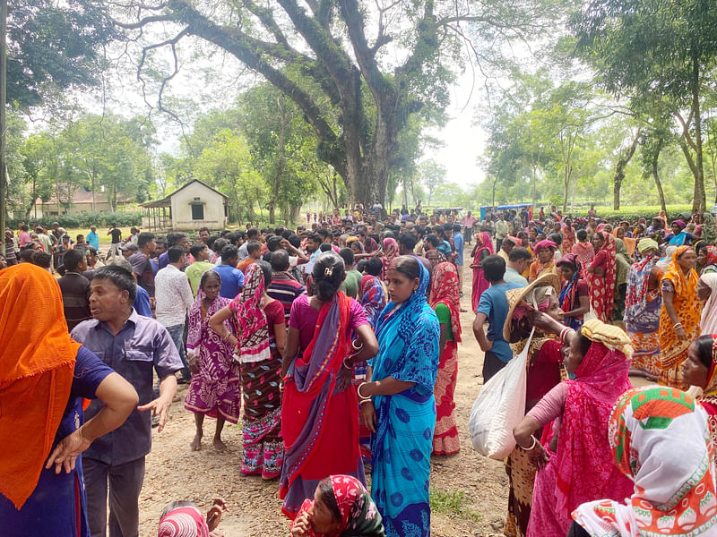 মজুরির দাবিতে কর্মবিরতি পালন করেন শ্রমিকেরা। সম্প্রতি মৌলভীবাজারের কমলগঞ্জের রাষ্ট্রমালিকানাধীন পাত্রখোলা চা–বাগানে