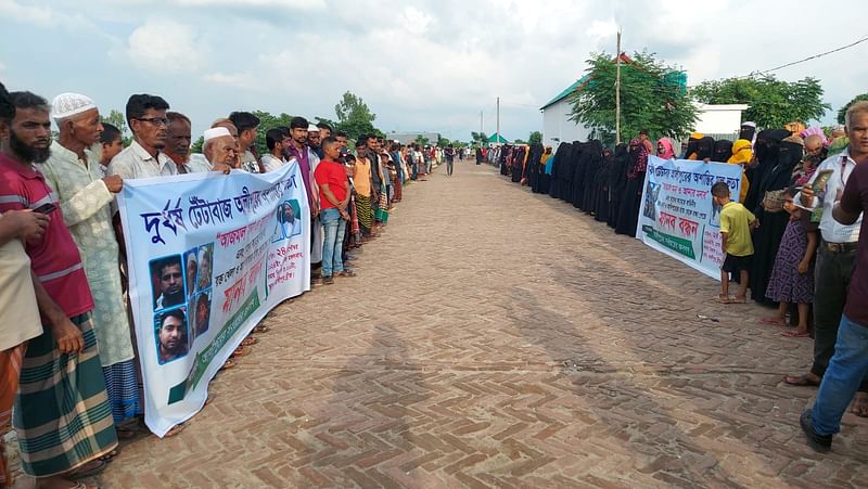 গ্রামে টেঁটাযুদ্ধ বন্ধের দাবিতে এলাকার মানুষের মানববন্ধন। আজ মঙ্গলবার বিকেলে নরসিংদী সদর উপজেলার আলীপুর গ্রামে