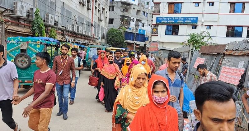 গাজীপুরের কালিয়াকৈর উপজেলার চন্দ্রা পল্লী বিদ্যুৎ এলাকায় ইন্টারস্টপ কারখানায় শ্রমিকেরা কাজে যোগ দিচ্ছেন। আজ বুধবার সকাল পৌনে আটটায়