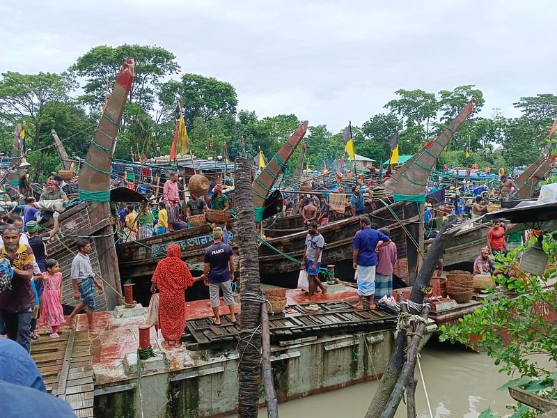 বৈরী আবহাওয়ার কারণে সাগর উত্তাল থাকায় ইলিশ শিকারে সাগরে যাওয়া হাজারো ট্রলার শূন্যহাতে কিনারে ফিরে আসে। বুধবার দুপুরে পাথরঘাটা মৎস্য অবতরেণকেন্দ্রে