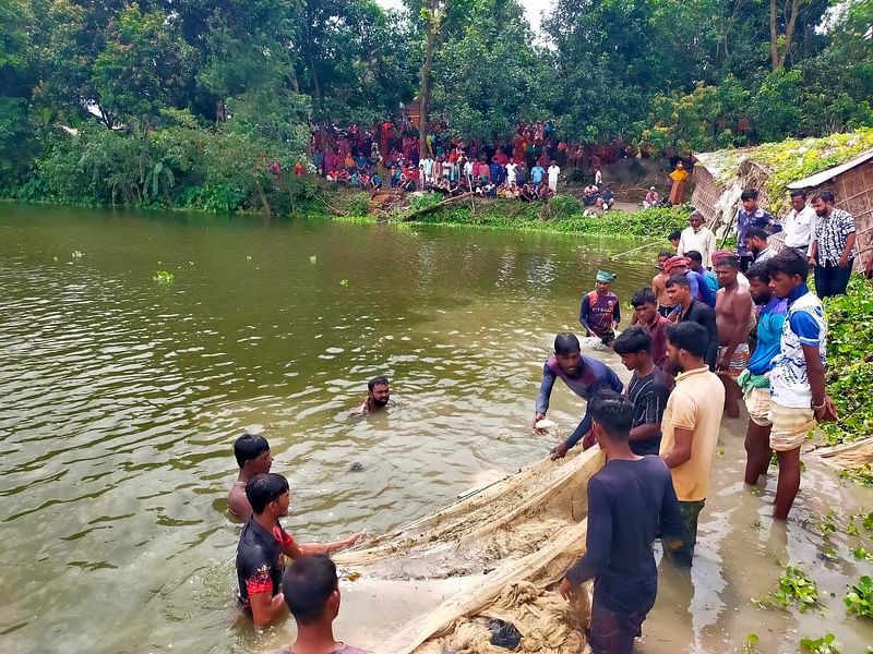 কুষ্টিয়ায় পুকুরের পানিতে ভেসে ওঠে শিশুর নিথর লাশ। স্বজনদের আহাজারি