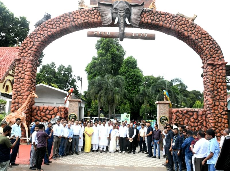 কলকাতা চিড়িয়াখানার ১৫০ বছরে পা দেওয়া উপলক্ষে মঙ্গলবার বিশেষ অনুষ্ঠানের আয়োজন করা হয়। ২৪ সেপ্টেম্বর, ২০২৪