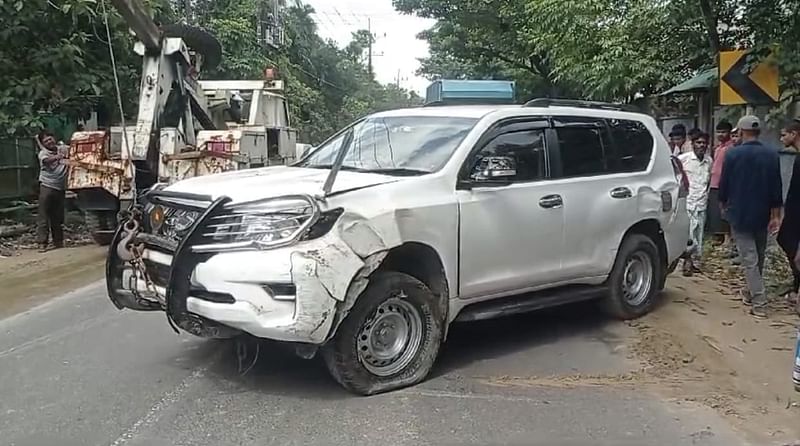 রামুতে দুর্ঘটনার শিকার কক্সবাজার জেলা প্রশাসকের গাড়ি। আজ সকাল সাড়ে ৯টায় শহীদ রামুর দক্ষিণ মিঠাছড়ি ইউনিয়নের কাইম্ম্যারঘোনা এলাকায়