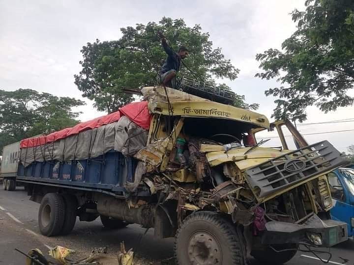 চট্টগ্রামের মিরসরাইয়ের বারইয়ারহাট বাজারের খান সিটি সেন্টার এলকায় এই ট্রাকের ধাক্কায় এক সাইকেল আরোহী নিহত হন