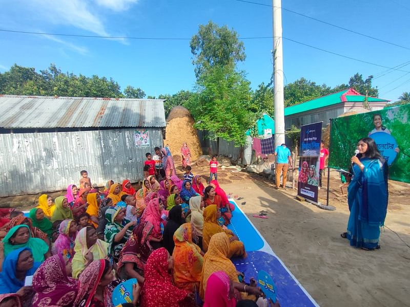 ইন্টারনেটের বহুমুখী ব্যবহার সম্পর্কে হাতে-কলমে শিখছেন গ্রামীণ নারীরা। কিশোরগঞ্জের মিঠামইন উপজেলার মিঠামইন ইউনিয়নের উঠান বৈঠক। ৭ সেপ্টেম্বর ২০২৪