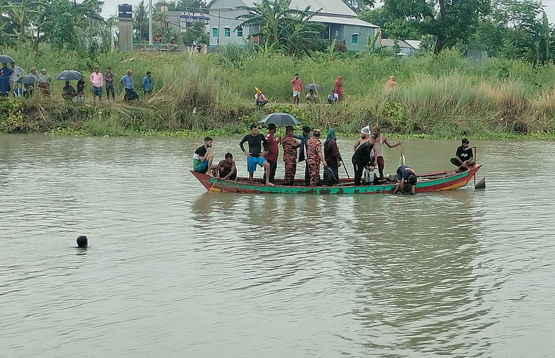 নিখোঁজ বাবা-মেয়ের সন্ধানে নদীতে উদ্ধার অভিযান চালান ফায়ার সার্ভিসের কর্মীরা। গতকাল বুধবার সকালে মানিকগঞ্জ সদর উপজেলার বারাহিরচর এলাকায় ধলেশ্বরী নদীতে