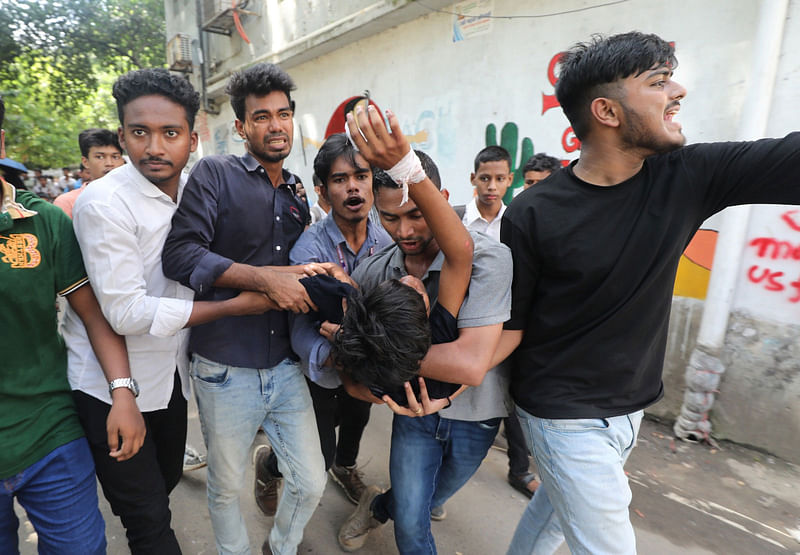 চট্টগ্রাম নগরের ওমরগণি এমইএস কলেজ ও ইস্পাহানি পাবলিক স্কুল অ্যান্ড কলেজ শিক্ষার্থীদের মধ্যে সংঘর্ষে  আহত একজনকে হাসপাতালে নিয়ে যাওয়া হচ্ছে। আজ বেলা ১টায় এম ই এস কলেজের সামনে