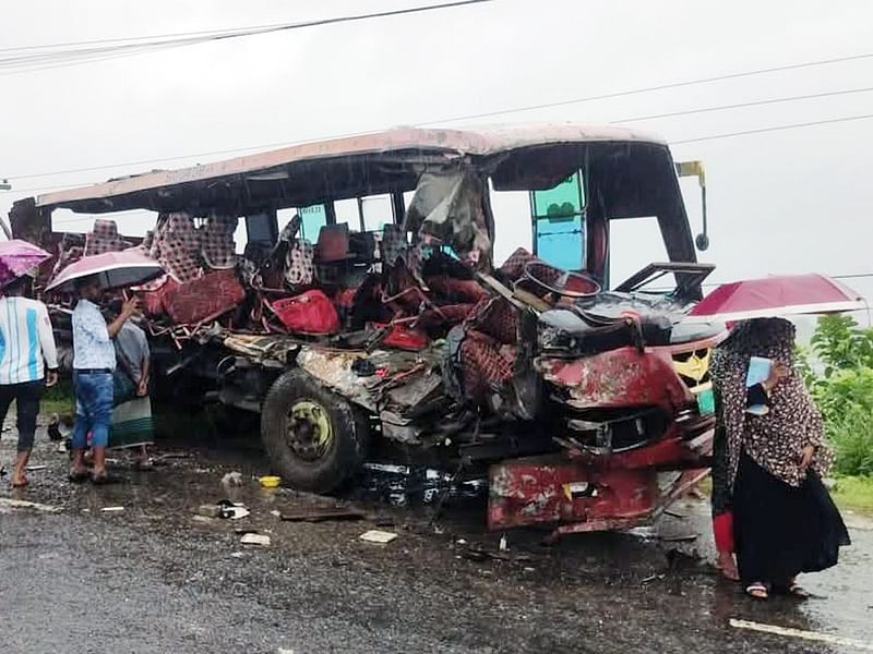 মানিকগঞ্জের শিবালয়ে দুর্ঘটনার পর বাসটির ডান পাশের বেশির ভাগ অংশ দুমড়েমুচড়ে যায়। স্থানীয় বাসিন্দাদের সঙ্গে উদ্ধার তৎপরতায় অংশ নেন ফায়ার সার্ভিস ও পুলিশ সদস্যরা। আজ সকালে ঢাকা-আরিচা মহাসড়কের বোয়ালী এলাকায়