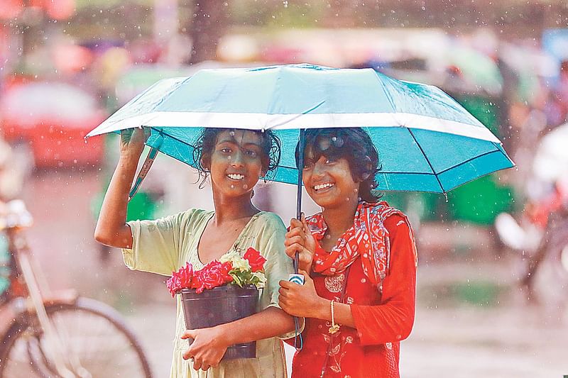 বঙ্গোপসাগরে সৃষ্ট লঘুচাপের প্রভাবে দেশের বিভিন্ন জায়গায় ঝরছে বৃষ্টি। এর মধ্যে ফুল বিক্রি করতে বেরিয়েছে দুই শিশু। গতকাল ঢাকা বিশ্ববিদ্যালয় এলাকায়