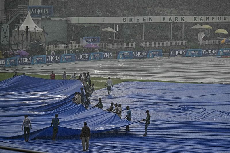 বৃষ্টিতে প্রথম দিনের খেলা আগেভাগেই শেষ হয়