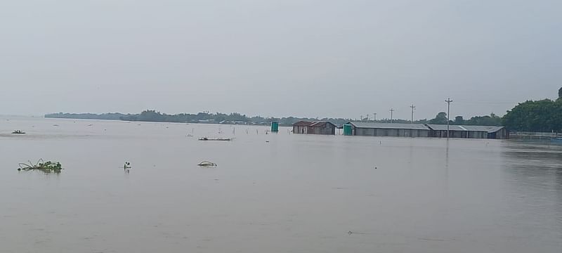 চাঁপাইনবাবগঞ্জের নারায়ণপুর দারুল হুদা আলীম মাদ্রাসায় বন্যার পানি প্রবেশ করেছে। গত বুধবারের চিত্র