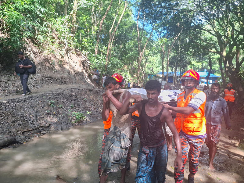 নিহত ব্যাংক কর্মকর্তার লাশ উদ্ধার করে নিয়ে যাচ্ছেন স্থানীয় বাসিন্দা ও ফায়ার সার্ভিসের সদস্যরা। আজ শুক্রবার দুপুরে