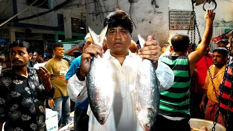 শুক্রবার সকালে হাওড়ার পাইকারি বাজারে বাংলাদেশের ইলিশ কিনে উচ্ছ্বসিত এক ক্রেতা