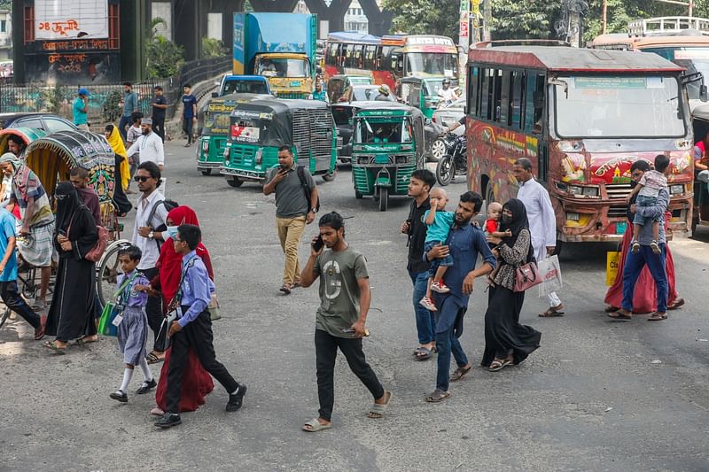 পদচারী–সেতু না থাকায় ব্যস্ত সড়কে ঝুঁকি নিয়ে পারাপার করতে হয় লোকজনকে। গত সোমবার দুপুর ১২টায় চট্টগ্রাম নগরের ২ নম্বর গেট এলাকায়