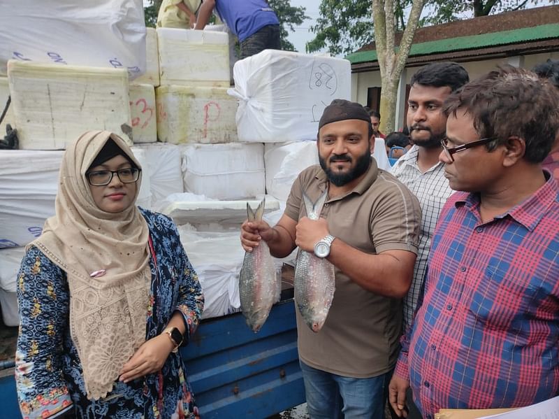 চলতি বছর ব্রাহ্মণবাড়িয়ার আখাউড়া স্থলবন্দর দিয়ে ভারতের ত্রিপুরায় গেল ইলিশের প্রথম চালান। চালানের মাছ দেখাচ্ছেন এক ব্যক্তি। গতকাল দুপুরে তোলা