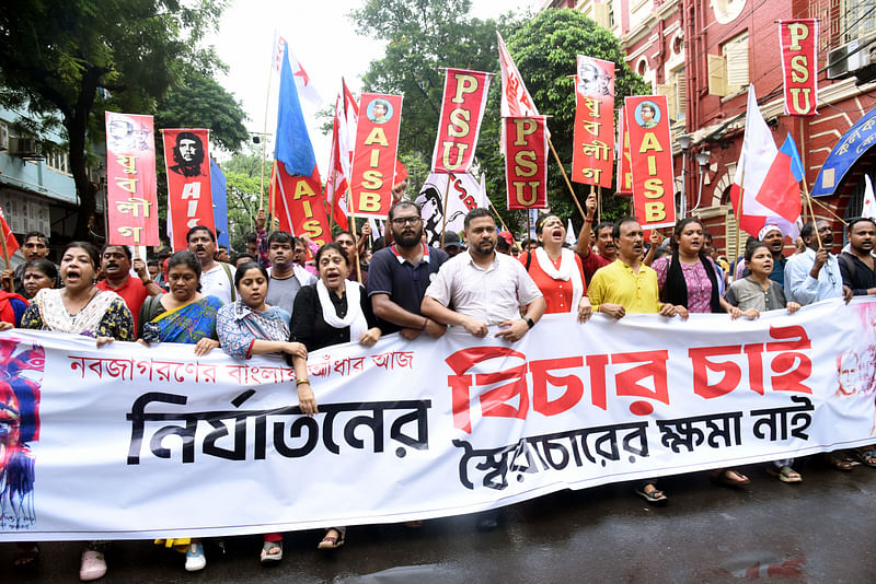 আর জি কর মেডিকেল কলেজ হাসপাতালের নারী চিকিৎসককে ধর্ষণ ও হত্যার ঘটনায় দোষীদের শাস্তি চেয়ে মিছিল করে বিভিন্ন সংগঠন।