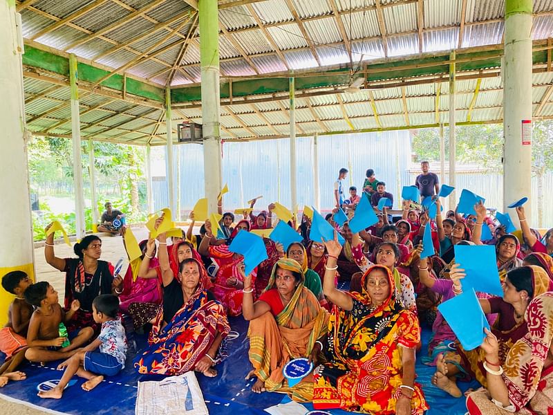 শহরের পাশাপাশি গ্রামীণ নারীদের স্বপ্নপূরণেও অবদান রাখছে ইন্টারনেট। নানামুখী উদ্যোগ ও কাজের মাধ্যমে স্বাবলম্বী হচ্ছেন তাঁরা