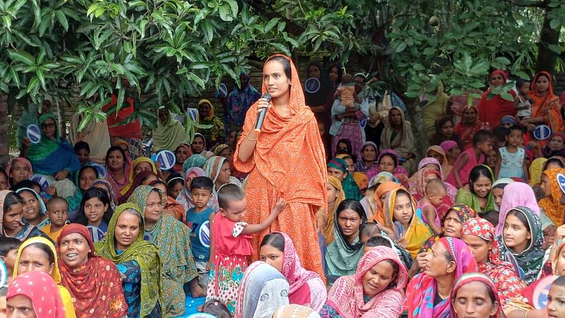 সন্তানকে সঙ্গে নিয়েই পঞ্চগড়ের তেঁতুলিয়া উপজেলার দেবনগর ইউনিয়নের উঠান বৈঠকে অংশ নেন আঁখি আক্তার। দ্রুত সময়ে কুইজের সঠিক উত্তর দিয়ে পুরস্কার জেতেন কনপাড়া এলাকার এই গৃহিণী