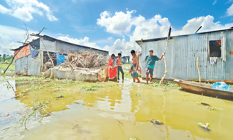 কুমিল্লার মনোহরগঞ্জ উপজেলায় প্রায় দেড় মাস ধরে পানিবন্দী হয়ে আছেন বিভিন্ন গ্রামের বাসিন্দারা। গতকাল উত্তর হাওলা এলাকায়