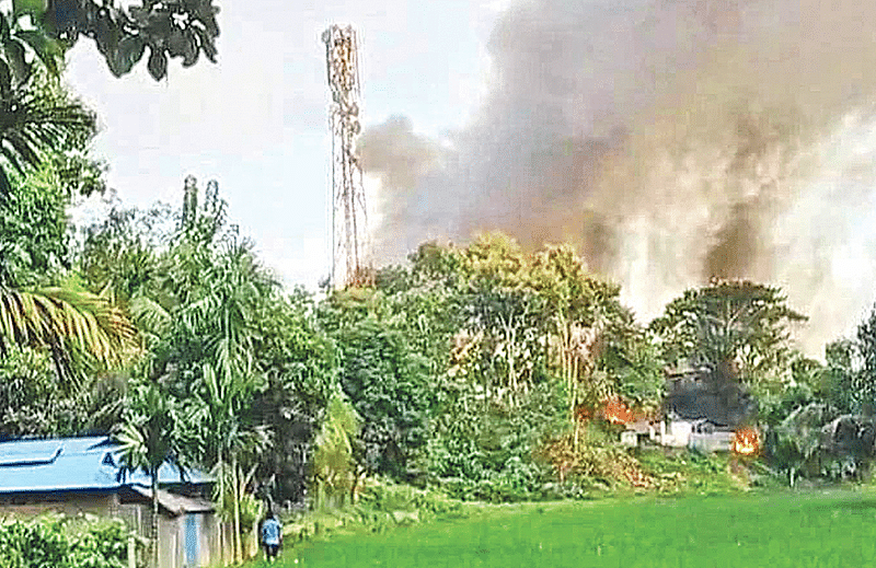 খাগড়াছড়ির দীঘিনালায় সংঘর্ষের পর ঘরবাড়ি ও দোকানে আগুন। ১৯ সেপ্টেম্বর