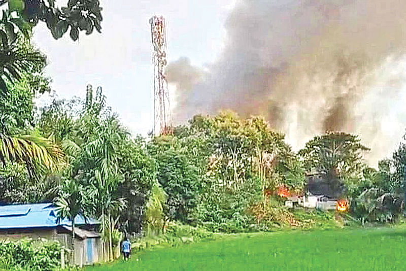 খাগড়াছড়ির দীঘিনালায় সংঘর্ষের পর ঘরবাড়ি ও দোকানে আগুন। ১৯ সেপ্টেম্বর