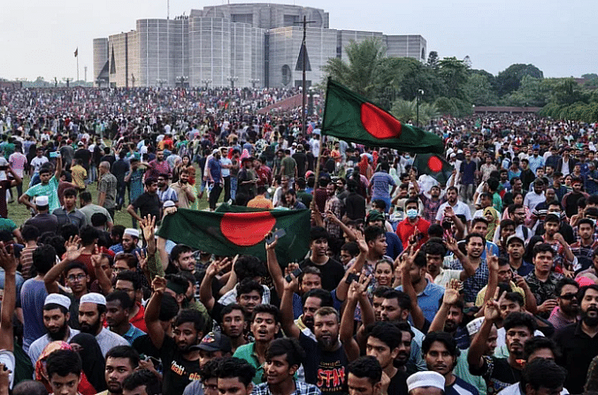 সংসদ ভবন প্রাঙ্গণে ছাত্র–জনতার জমায়েত