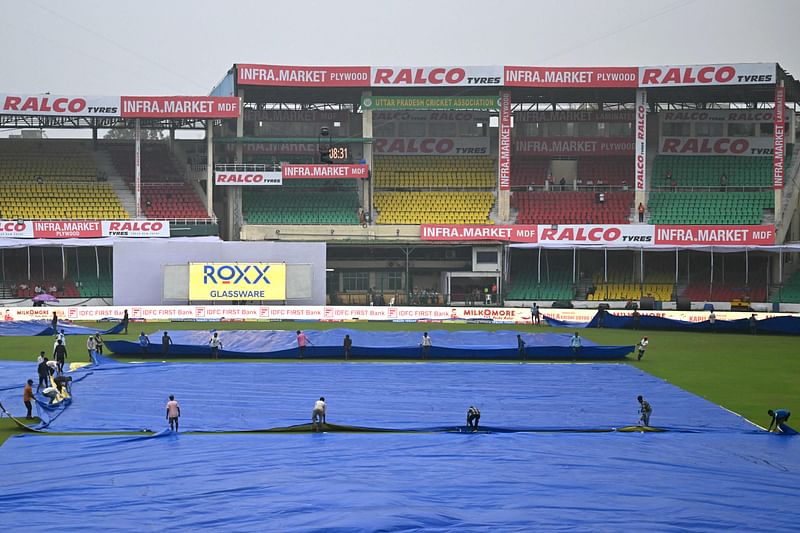 কানপুরের গ্রিন পার্ক স্টেডিয়ামে বৃষ্টির কারণে মাঠ ঢেকে রাখা হয়