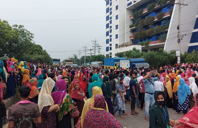 গাজীপুর সদর উপজেলার ভবানীপুর এলাকায় আর অ্যান্ড জি বিডি লিমিটেড কারখানার শ্রমিকদের বিক্ষোভ। আজ রোববার বিকেলে