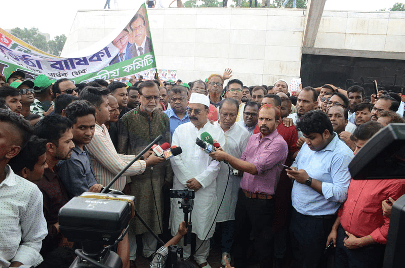 আজ রোববার রাজধানীর শেরেবাংলা নগরে বিএনপির প্রতিষ্ঠাতা জিয়াউর রহমানের কবরে শ্রদ্ধা নিবেদন শেষে গয়েশ্বর চন্দ্র রায় সাংবাদিকদের সঙ্গে কথা বলেন