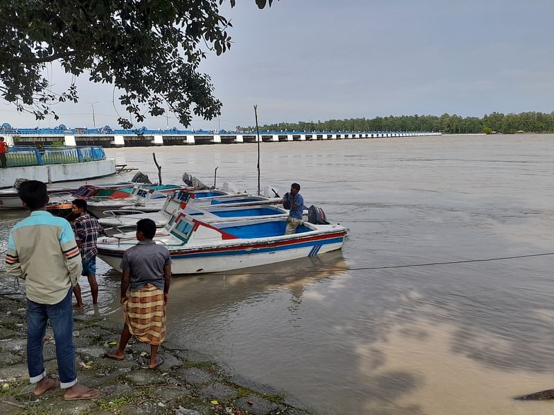 ভারী বর্ষণ ও উজানের ঢলে তিস্তা নদীর পানি বেড়েছে। শনিবার বিকেলে লালমনিরহাটের দোয়ানীতে তিস্তা ব্যারাজ পয়েন্ট এলাকায়