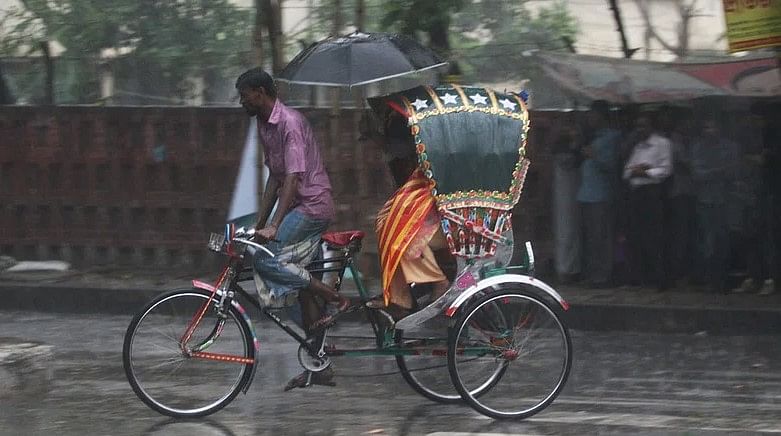 বৃষ্টির মধ্যেও পেটের দায়ে রাস্তায় নামতে হয় রিকশাচালকসহ অন্যান্য শ্রমজীবী মানুষকে।