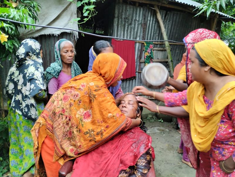 কুষ্টিয়ায় সড়ক দুর্ঘটনায় নিহত এক শিশুর পরিবারের স্বজনদের আহাজারি