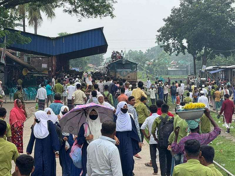 ঢাকা থেকে জামালপুরের দেওয়ানগঞ্জগামী কমিউটার ট্রেনের স্টপেজ দাবিতে সকাল ৯টায় রেল লাইন অবরোধ করে শিক্ষার্থীরা