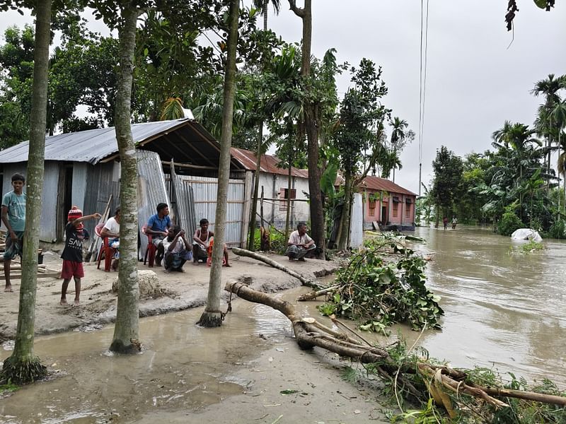 তিস্তা নদীর পানি বেড়ে নিম্নাঞ্চল প্লাবিত হয়েছে। রোববার সকালে কুড়িগ্রামের রাজারহাট উপজেলার ঘড়িয়ালডাঙ্গা ইউনিয়নের গতিয়াশাম গ্রামে