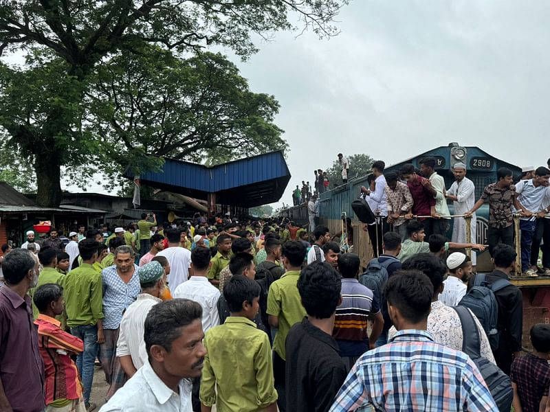 ময়মনসিংহের ত্রিশাল উপজেলার আউলিয়া নগর রেলওয়ে স্টেশনে ট্রেন স্টপেজের দাবিতে ট্রেন আটকে বিক্ষোভ করছেন স্থানীয়রা। এতে ঢাকা-ময়মনসিংহ রেলপথে ট্রেন চলাচল বন্ধ আছে। আজ রোববার সকালে