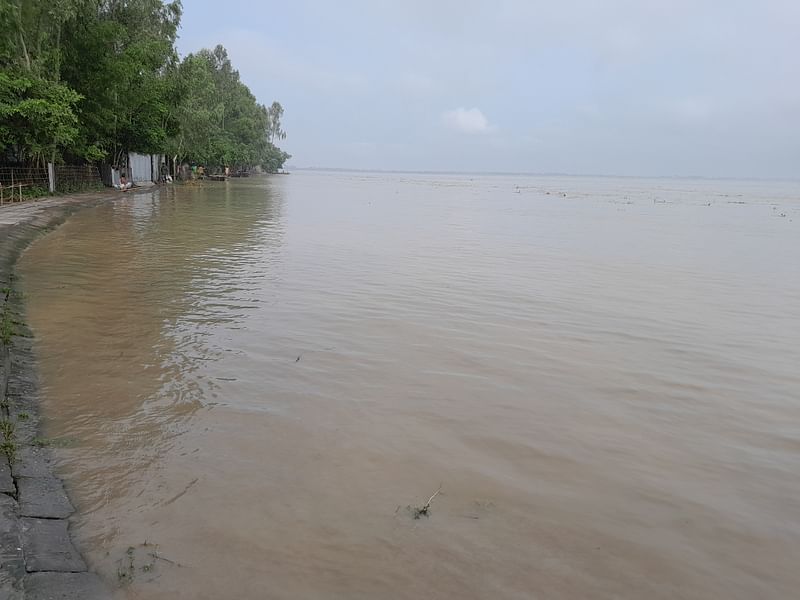 তিস্তা নদীতে বিপৎসীমার ওপর দিয়ে পানি প্রবাহিত হচ্ছে। আজ রোববার রংপুরের গঙ্গাচড়া উপজেলার ছালাপাক এলাকায়