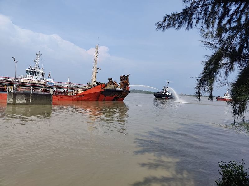 চট্টগ্রাম বন্দরের জ্বালানি তেল খালাসের জেটিতে নোঙর করে রাখা ট্যাংকারে আগুন নিয়ন্ত্রণের কাজ করছে ফায়ার সার্ভিস। আজ দুপুর ১২টায়