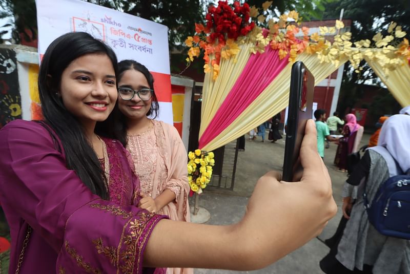 সেলফি তুলতে ব্যস্ত দুই কৃতী শিক্ষার্থী। আজ সোমবার সকালে কুড়িগ্রামের কলেজ মোড় এলাকায় পৌর টাউন হলে