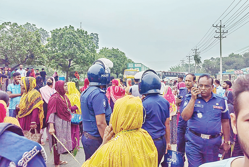 ঢাকা-ময়মনসিংহ মহাসড়ক অবরোধ করে শ্রমিকদের বিক্ষোভ। গতকাল সকালে গাজীপুর সদরের ভবানীপুর এলাকায়