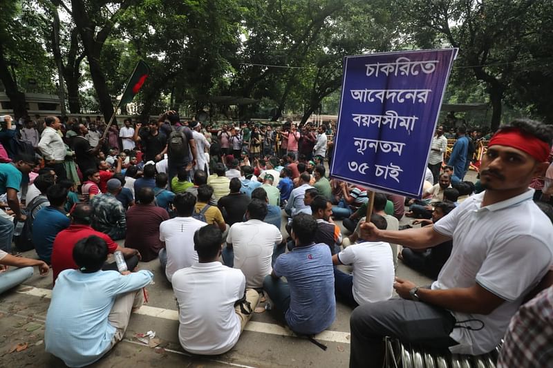 সরকারি চাকরিতে প্রবেশের বয়সসীমা ৩৫ বছর করার দাবিতে প্রধান উপদেষ্টার বাসভবন যমুনার সামনে বিক্ষোভ করছেন কয়েক শ চাকরিপ্রত্যাশী