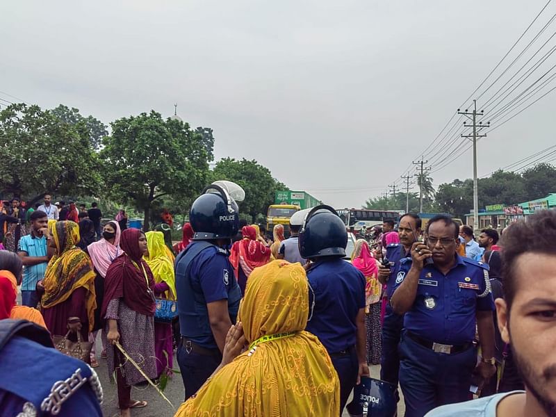 গাজীপুর সদর উপজেলার জয়দেবপুরের ভবানীপুর এলাকায় আর অ্যান্ড জি বিডি গার্মেন্টস লিমিটেড কারখানার শ্রমিকেরা আজ সকালে ঢাকা-ময়মনসিংহ মহাসড়ক অবরোধ করেন। এতে ভোগান্তিতে পড়েন যাত্রী ও চালকেরা