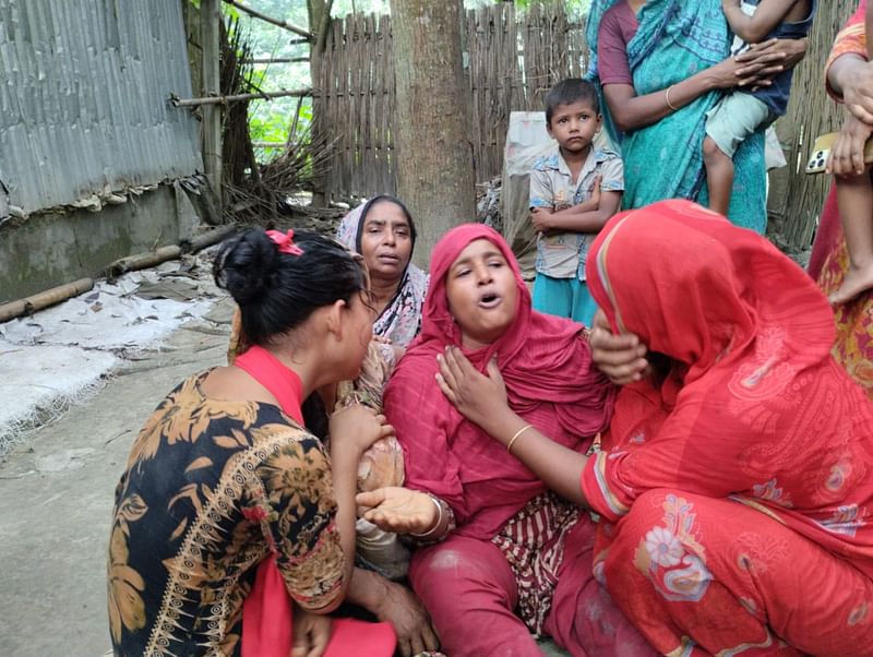 কুষ্টিয়ায় সড়ক দুর্ঘটনায় নিহত এক শিশুর পরিবারের স্বজনদের আহাজারি