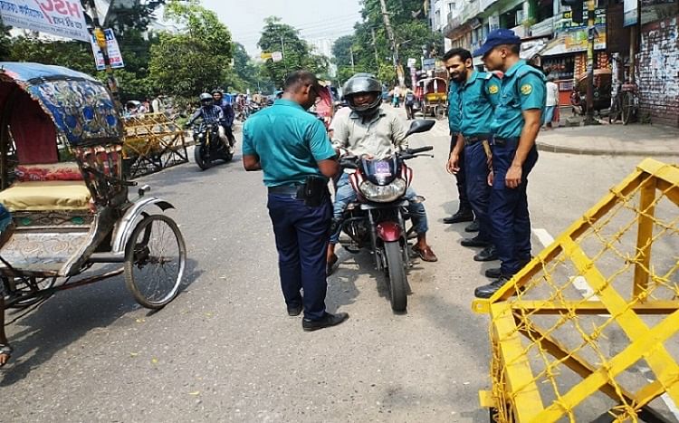 ট্রাফিক শৃঙ্খলা রক্ষায় অভিযান চালাচ্ছে ঢাকা মহানগর পুলিশের ট্রাফিক বিভাগ