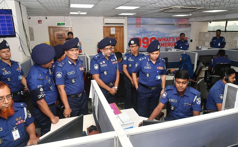 সোমবার জাতীয় জরুরি সেবা ৯৯৯-এর কার্যালয় পরিদর্শন করেন আইজিপি মো. ময়নুল ইসলাম। ঢাকা