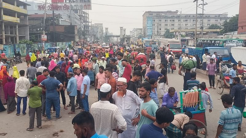 বকেয়া বেতনের দাবিতে এপিএল অ্যাপারেলস লিমিটেড নামে একটি কারখানার শ্রমিকদের বিক্ষোভ। আজ মঙ্গলবার সকাল ১০টার দিকে ঢাকা-ময়মনসিংহ মহাসড়কের গাজীপুর মহানগরীর ভোগড়া এলাকায়