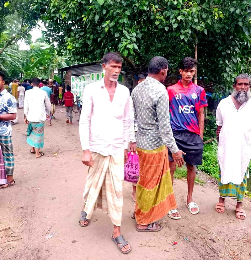 নাটোরের লালপুর উপজেলার কদিমচিলান ইউনিয়নের পূর্ব চৌষডাঙ্গা গ্রামে মুদিদোকানদারকে কুপিয়ে হত্যার পর সকালে ঘটনাস্থলে লোকজন ভিড় করেন