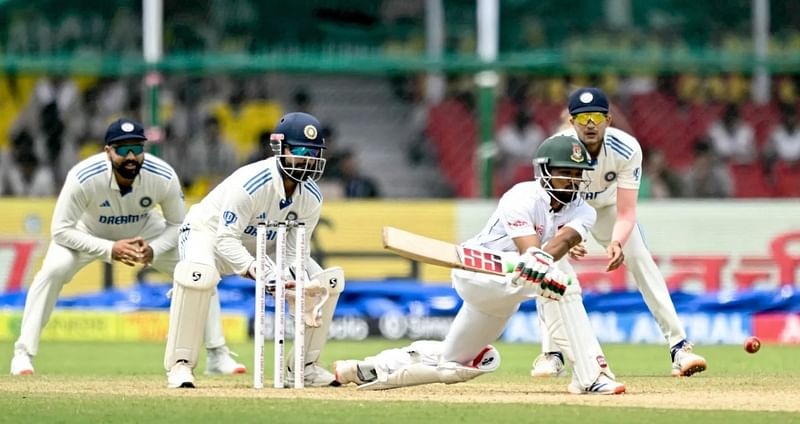 ছবিটি বাংলাদেশের প্রথম ইনিংসের। দ্বিতীয় ইনিংসেও এমন রিভার্স সুইপ খেলতে গিয়ে আউট হন অধিনায়ক নাজমুল