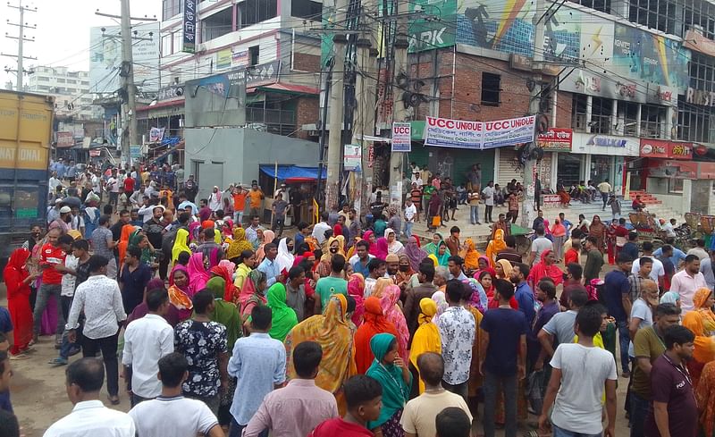 সাভারের আশুলিয়ায় বন্ধ ঘোষণা করা বার্ডস গ্রুপের কারখানার শ্রমিকেরা বকেয়া বেতনসহ অন্যান্য পাওনা পরিশোধের দাবিতে বাইপাইল এলাকায় নবীনগর থেকে চন্দ্রা মহাসড়ক অবরোধ করে বিক্ষোভ করছেন